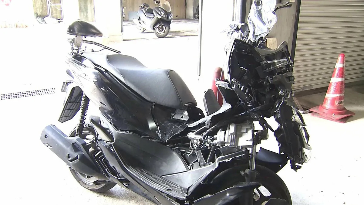 3人乗りバイクが乗用車と正面衝突　17歳の男子高校生2人と18歳少年が重傷　いずれも無免許　沖縄・浦添市の県道