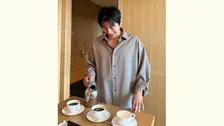 【 大沢たかお 】〝たかおカフェ〟高層階の一室で憩いのひととき　フォロワー悶絶「その珈琲を飲める人は幸せだ〜」