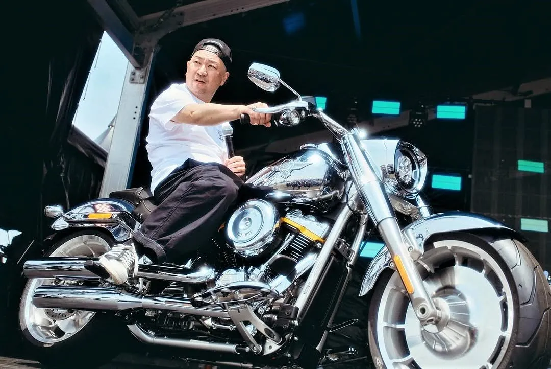 【 レイザーラモンRG 】　プレミア復刻シリーズの大型バイク　「日本初公開のFAT BOY Gray Ghost と」　【グレイゴースト】との写真を公開