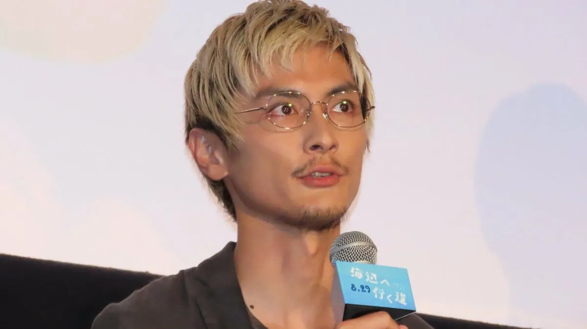 【高良健吾】第一子誕生後初の公の場に金髪姿で登場 ‟忘れられない夏”は『ウォーターボーイズ』