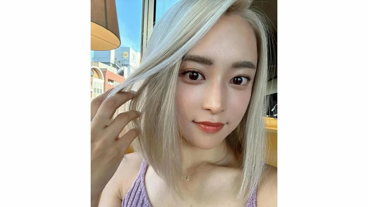 【小島瑠璃子】　夏の「リフレッシュ」にプラチナブロンドの新ヘアスタイルで夏を満喫する姿を披露　紫ニットとの鮮やかなコントラストが話題に