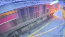 貨物列車が踏切で路線バスと衝突 バスは炎上 乗客ら8人死亡32人負傷 遮断機が作動していなかったか　タイ・ バンコク