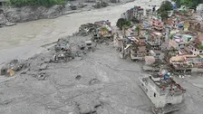 ネパール・中国　土石流の死者1400人超に　行方不明者の安否分からず人形で弔う家族も