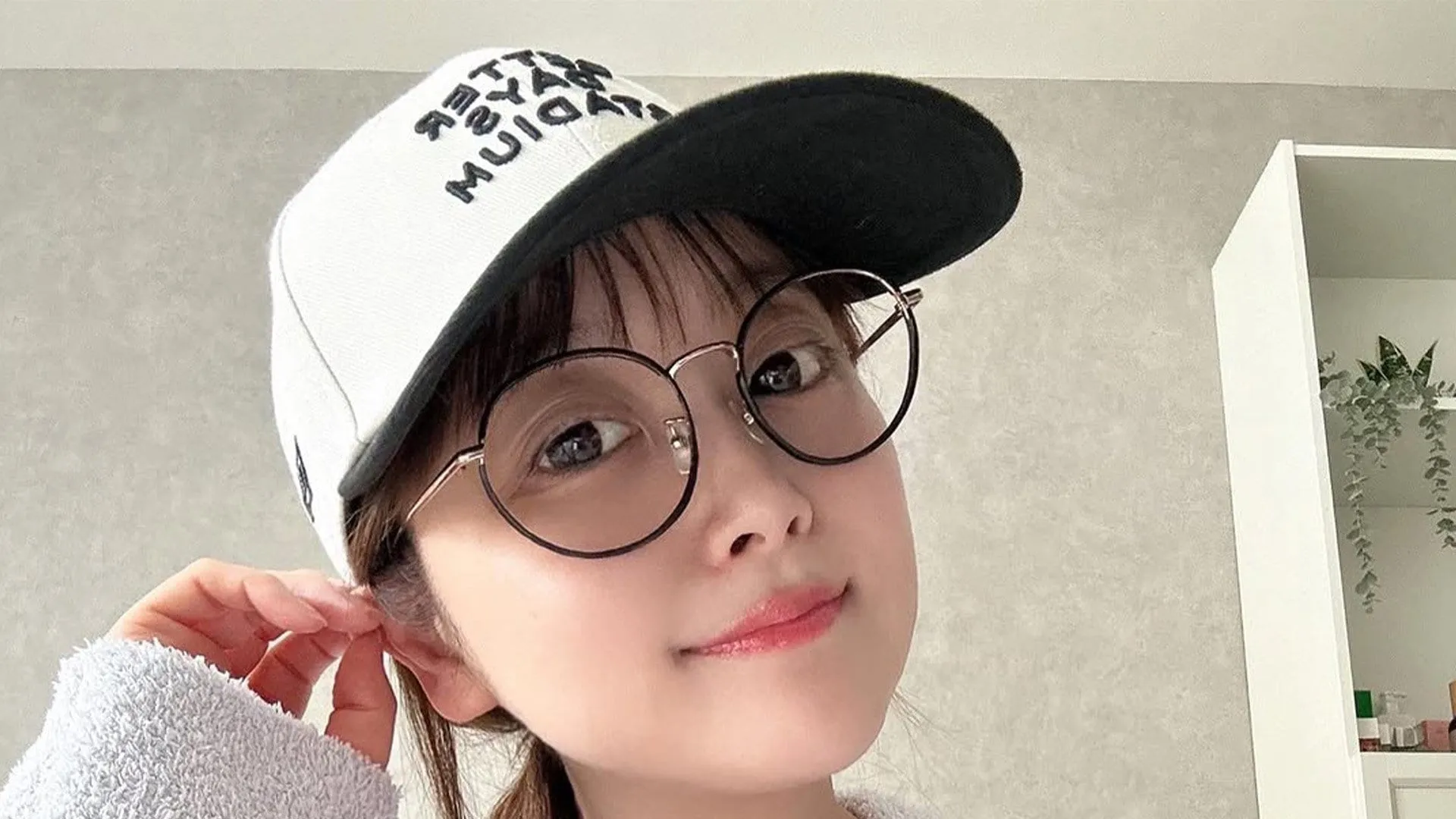 【鈴木奈々】「今日の私服」最新ショット公開に「脚が長いですね」「スタイルよく似合ってますね」「ベストジーニスト」など反響続々
