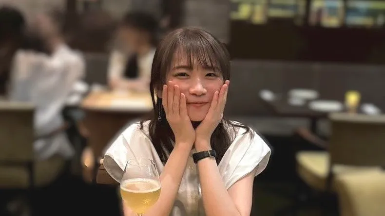 【 秋元真夏 】ほろ酔い？　夜景の見えるレストランで友人らと「#もぐもぐ」　フォロワー「赤くなってるの可愛すぎ」