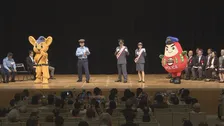 警視庁調布署の一日署長に元K-1世界チャンピオンの魔裟斗さんと俳優の矢沢心さん夫婦が登場 今月1日から生活道路の法定速度が30キロに引き下げ