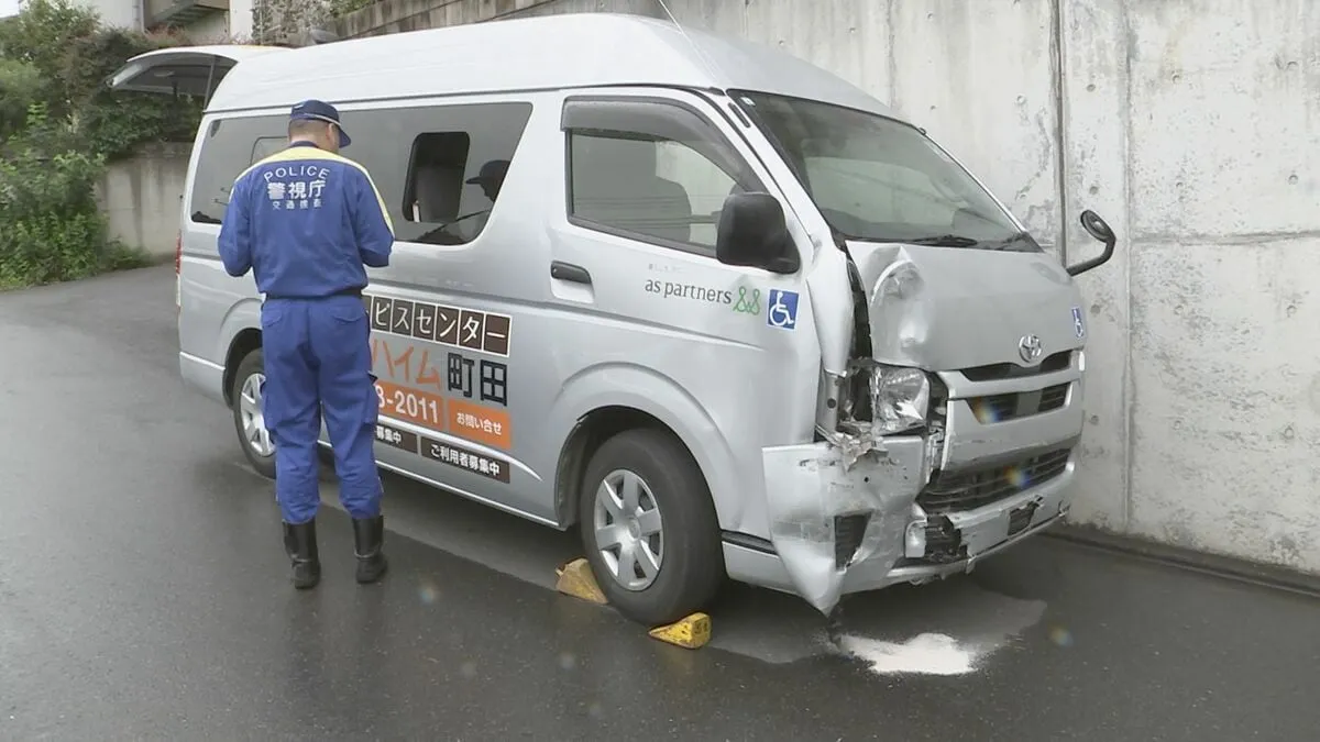 「ブレーキがきかなくなった」73歳女性運転の高齢者施設送迎車が電柱に衝突　乗っていた80代男性死亡 8人軽傷　東京・町田市　警視庁
