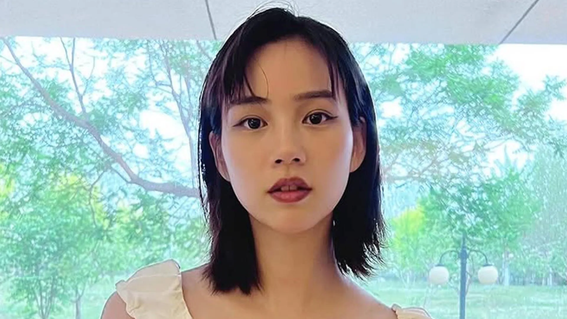 【 のん 】　窓際で見せる新たな魅力　白いワンピース姿の「オフショット」公開　「夏らしくてステキ」「爽やかなワンピースで、少しホッとした様な表情が美しいです」など反響続々