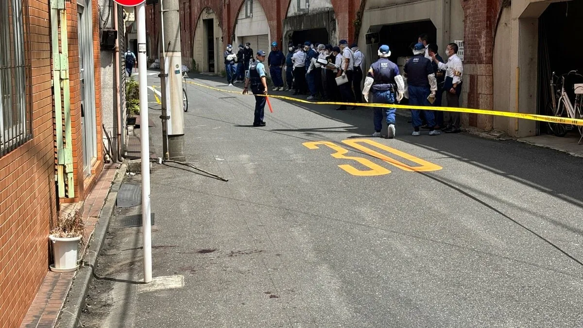 【速報】男性2人が作業員風の男4人に鉄パイプで殴られけが　東京・千代田区神田須田町の路上　男4人は車で逃走中　なにわナンバーのプリウスで逃走　警視庁が捜査