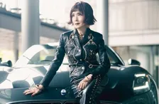 【 小柳ルミ子 】30年以上前の私服を着て高級車と映るショット公開にファン反響「カッコイイ」「スタイル良すぎです」