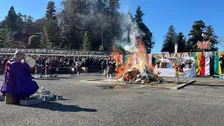 年末恒例　成田山新勝寺「お焚き上げ」1年間の役割を終えたお札が次々と炎に投げ入れられ　千葉