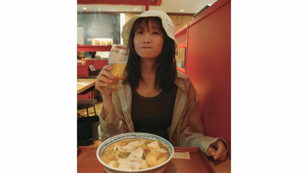 【 秋元真夏 】　カジュアルな装いで中華料理店へ　「飲んでばかりいる」　辛さ際立つマーラータンとビールを満喫