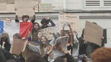 「数学の先生がいない！廊下にネズミも…」フランス各地で約26万人の高校生らが抗議デモ 一部が暴徒化し警察官と衝突