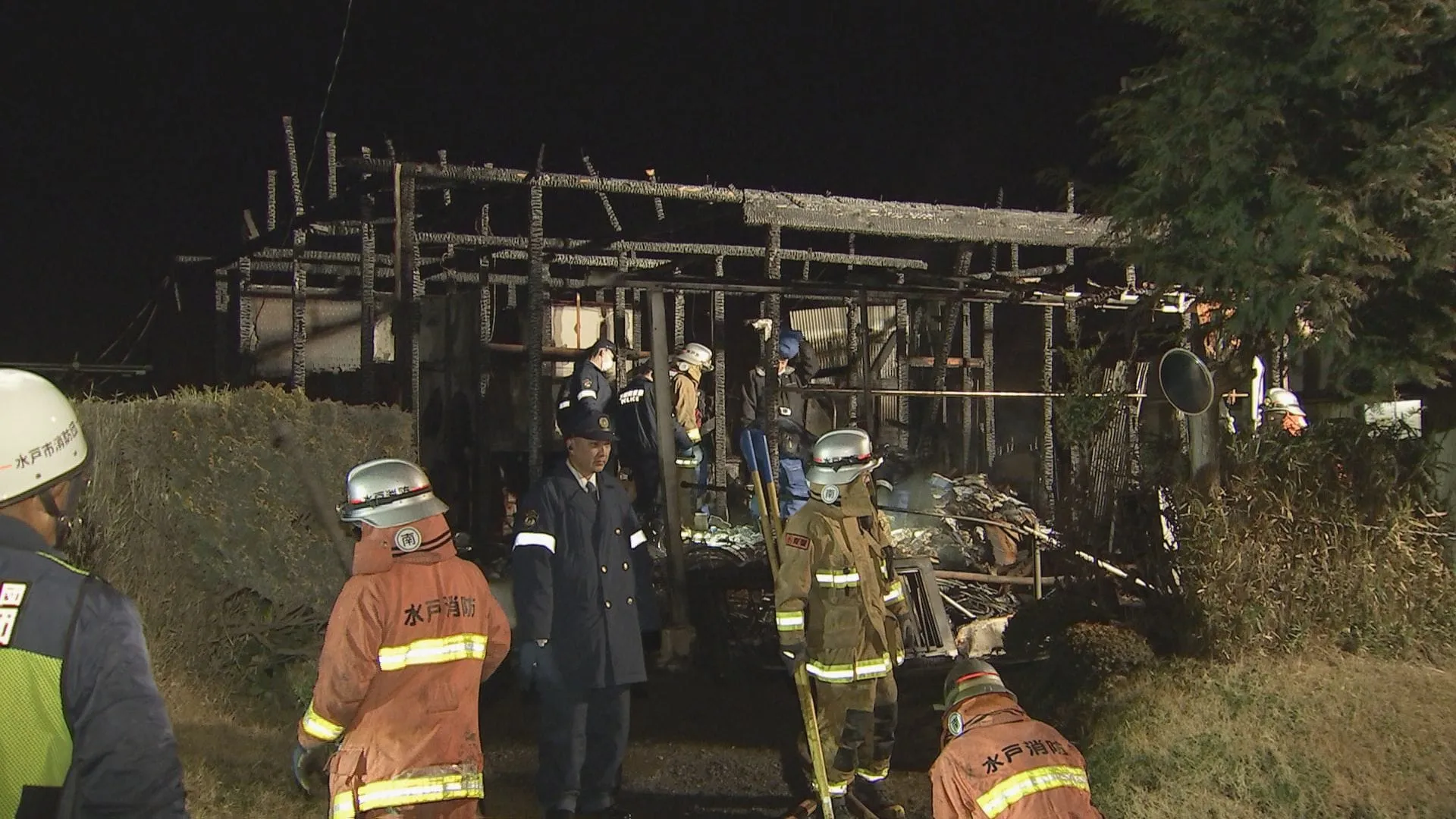 「建物全体が燃えている」平屋建て住宅が全焼し焼け跡から2人の遺体　住宅に暮らす80代の夫婦か　茨城・水戸市