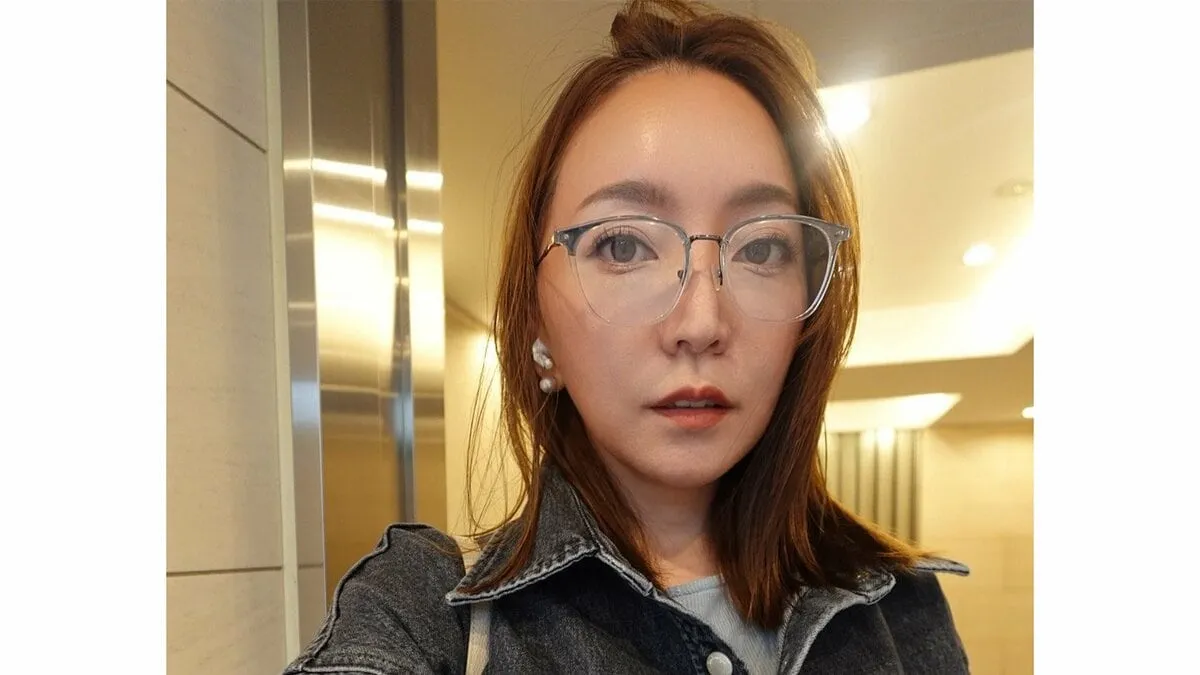 【 加藤綾菜 】 「12月末までの目標を決めて毎日地道に頑張ってる」　デニムジャケットに丸形フレームの眼鏡姿　私服コーデを披露
