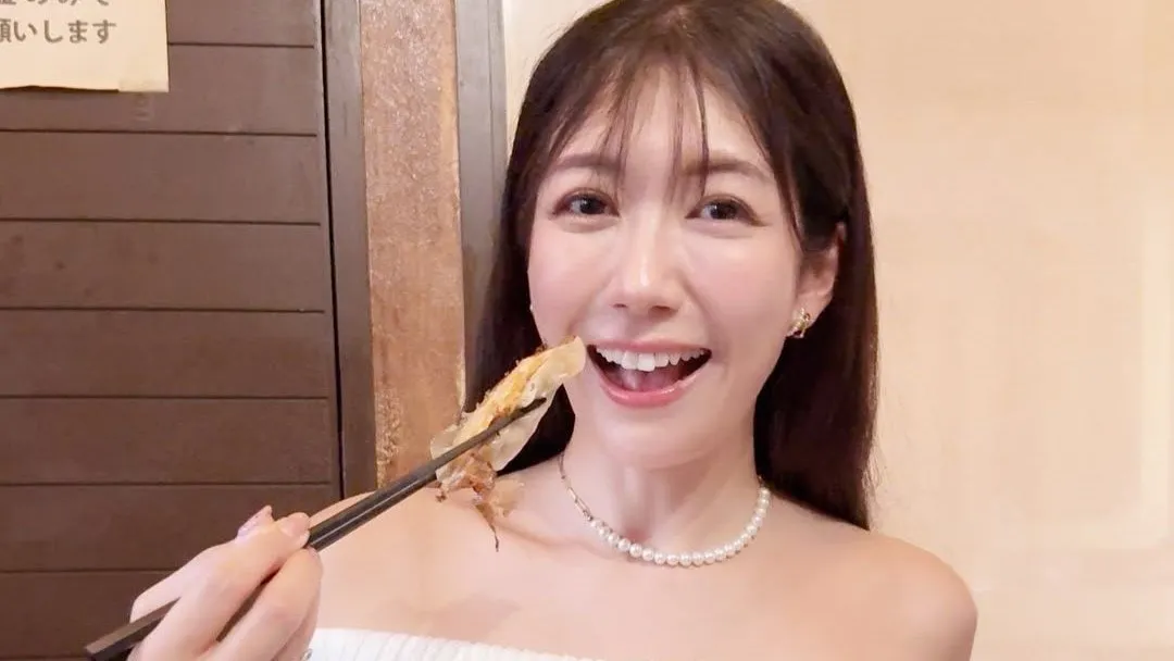 【 穂川果音 】肩出しドレスで “餃子＆サワー＆ホッピー” 　気さくな笑顔でご満悦