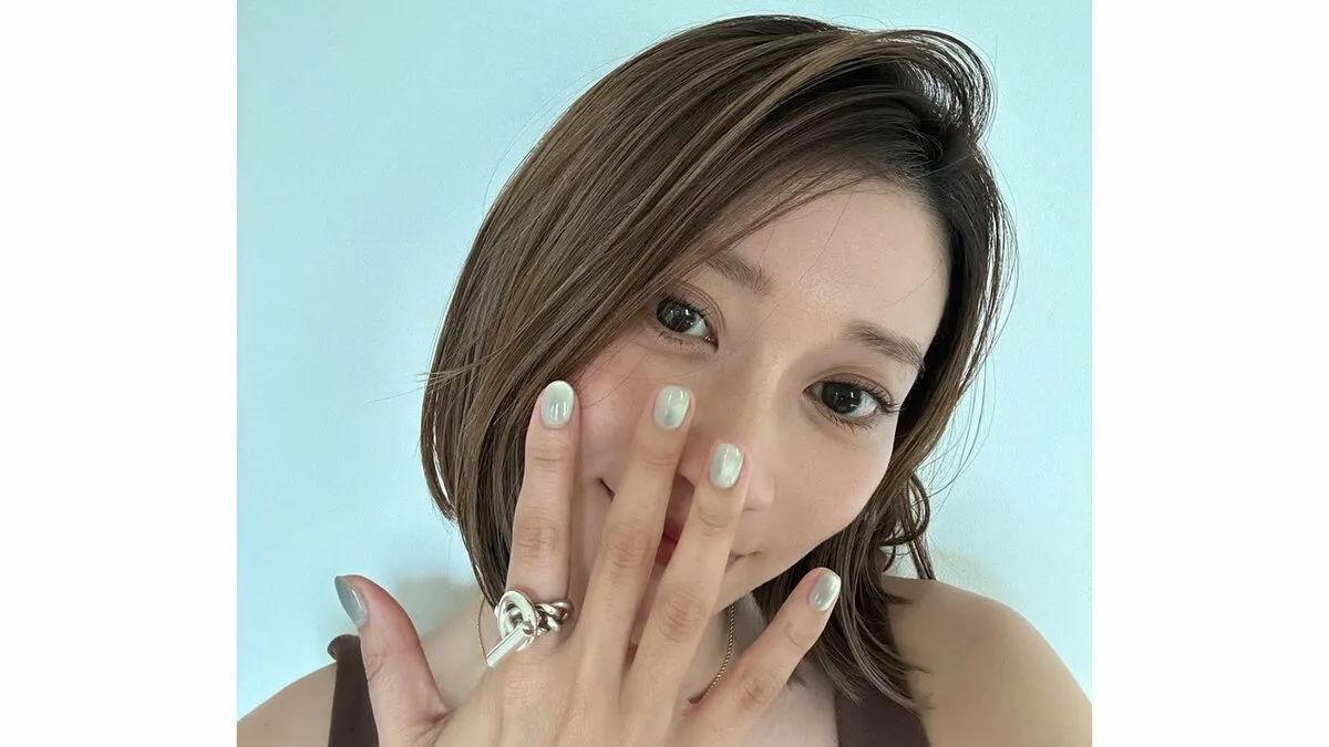 【 原幹恵 】 「シンプルだけど、さりげないきらめきが上品でお気に入り」　パールホワイトのネイルを披露