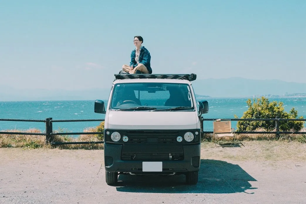 【 イモトアヤコ 】　カスタムの愛車「ハイエース」と笑顔　「抜群の天気と　駐車場から見える富士山　綺麗な海を前に　めちゃくちゃ格好つけました」