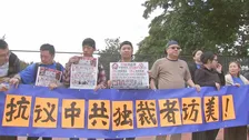 米中首脳会談 中国系市民が習氏の訪米を大歓迎　ホワイトハウス周辺では人権問題を訴える抗議活動も