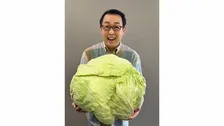 【 さだまさし 】　「これ大きいだけではなく美味しいのよ」巨大キャベツ「札幌大球」友人からの贈り物に満面の笑み
