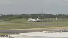 離陸間近のマレーシア航空機のエンジンから黒煙　乗客・乗員にけがなし　国交省が原因を調査