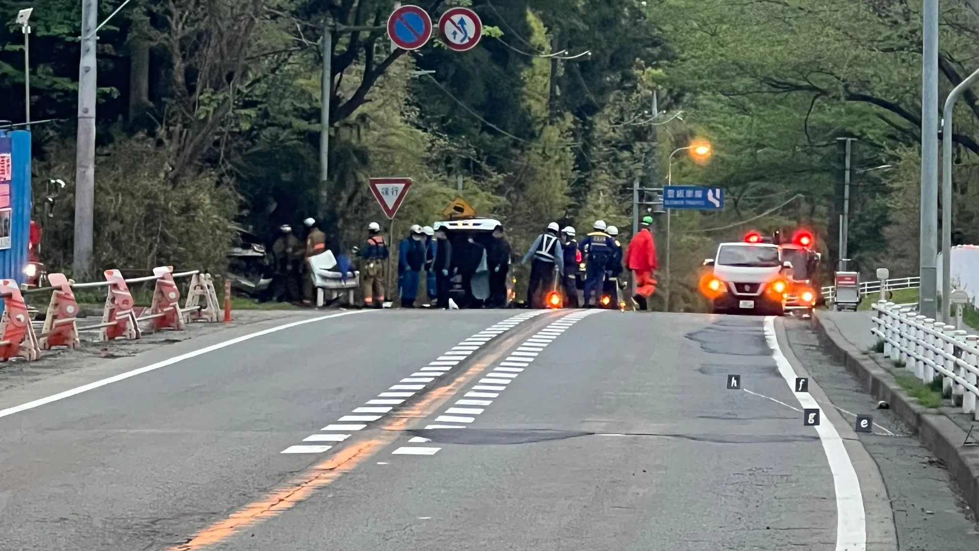 乗用車がガードレールや木に衝突し炎上、車に乗っていた2人が死亡　栃木・那須町の国道4号上り線
