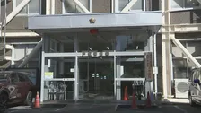 女子高校生（17）のスカート内を盗撮しようとしたか　自称・横浜市職員の男（30）を現行犯逮捕　店内防犯カメラにスマホを差し向ける様子　神奈川県警