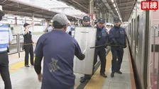 「刃物を捨てろ」東京・品川区のJR大崎駅でテロ対策訓練実施　JR東日本の職員らがさすまたの使い方学ぶ　警視庁大崎署