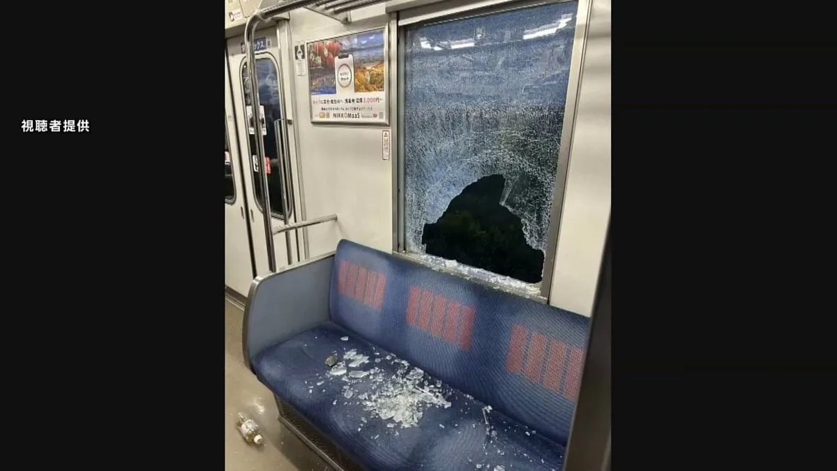 走行中の東武東上線の電車の窓ガラスに石がぶつかる　車内には敷石とみられるこぶし大の石2つ　乗客5人けが