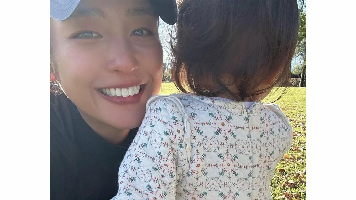 【 岡副麻希 】　「雪化粧した富士山」1歳5か月の娘と親子ショットを公開　地元スーパーでの喜びも報告