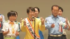 みんなで交通安全を「ゲッツ！」 お笑い芸人・ダンディ坂野さんが警視庁多摩中央署の一日署長に　交通安全を呼びかけ