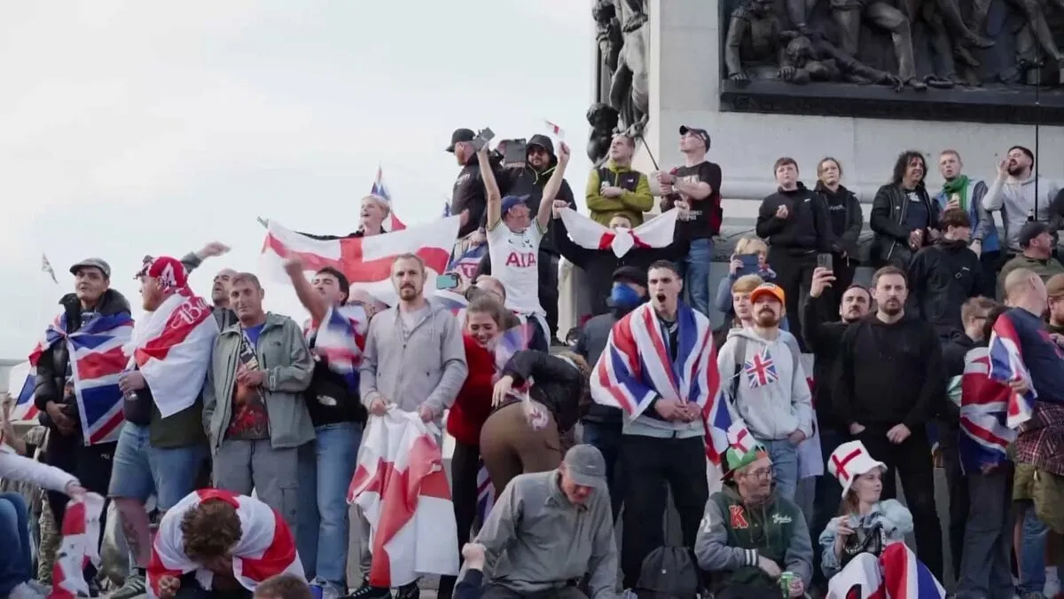 イギリス・ロンドン中心部で「反移民・反ムスリム」の大規模集会 極右活動家が呼びかけ11万人以上参加 銃撃で死亡したアメリカの保守系活動家カーク氏の写真も