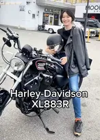 【 彩雪 】 「実はこんなバイク乗ってます」　愛車・ハーレーダビッドソンと笑顔　【 XL883R 】