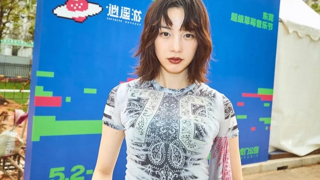【 のん 】簡体字で「みんなありがとう」中国の大型音楽フェス「ストロベリーミュージックフェスティバル」に出演　フェスメイク＆衣装を投稿