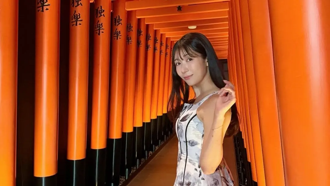 【 穂川果音 】「ここどーこだ？」京都の名所に “見える” 場所での1ショットはシンガポールのレストランか