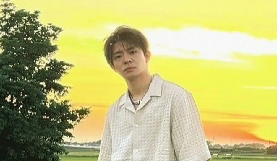 【 Number_i ・岸優太 】 「オフショどうぞお願いします！」　自然豊かな背景で多彩なスタイルを披露　「夕日と岸くん素敵だょ〜」ファン反響