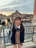 【 長澤茉里奈(30) 】 「人生最後になりそうな制服ディズニー笑」　オフショットにファン反響　「本気（マジ）で高校生に見えちゃうの凄い！」