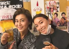 【 氷川きよし 】 「親友のあやなが駆けつけてくれましたー！」　加藤綾菜さんと乾杯ショット　「いつも茶さんへの愛情に感謝と感動です。あーたはホントに人格者。尊敬します」