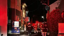 東京・練馬区で2階建て住宅など計3棟、約125平方メートル燃える火事　2人やけどで救急搬送