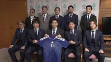 「日常の活力に」サッカーW杯 日本代表の森保監督らが松本文科大臣を表敬訪問　板倉滉選手、前田大然選手らがサイン入りユニフォーム贈呈