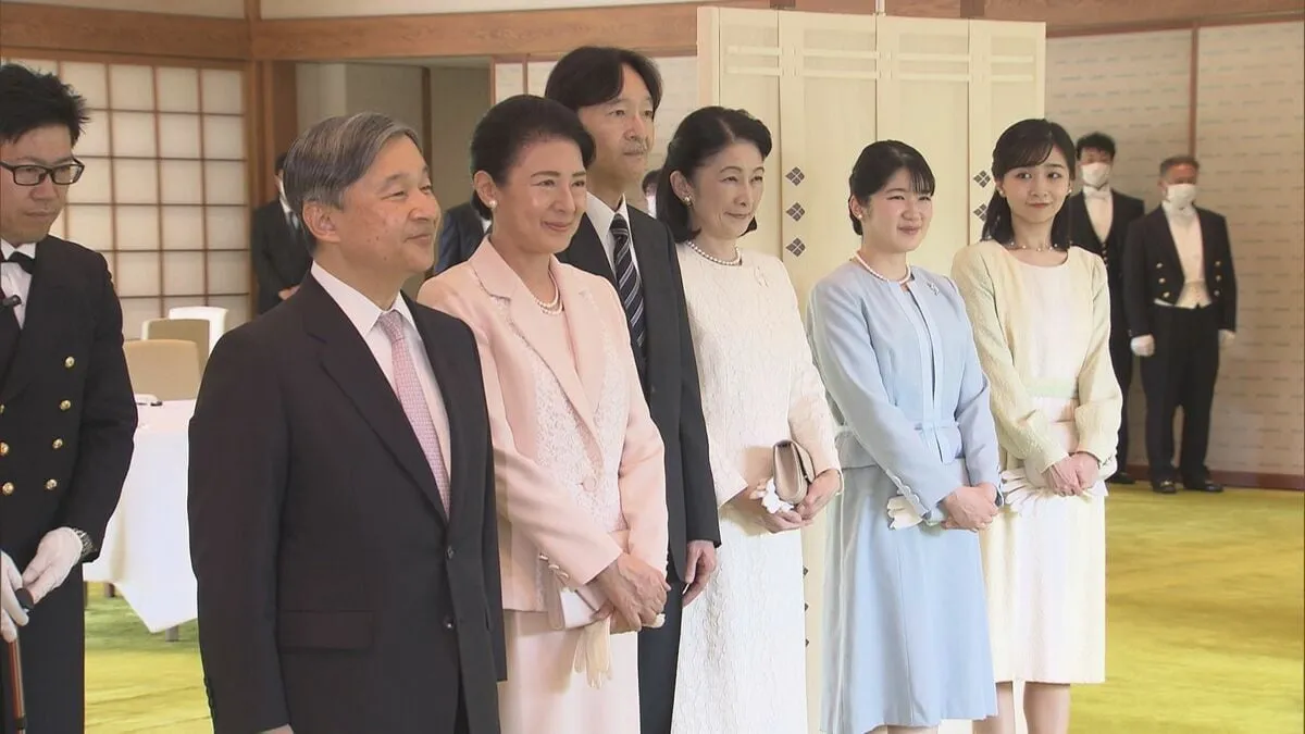 陛下「心からお祝いいたします」両陛下が日本芸術院賞受賞者らと茶会　秋篠宮ご夫妻や愛子さま 佳子さまも同席