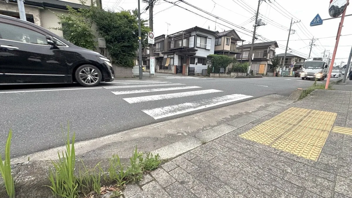 横断歩道を横断中の76歳女性が車にはねられる　搬送時意識ありも現在は意識不明の重体　ひき逃げ事件として捜査 埼玉・富士見市