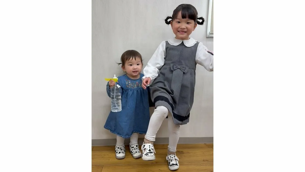 【ののちゃん】　お揃いの牛柄靴で「片足チャレンジ」ツインテール姉妹の微笑ましい挑戦　「2人とも似合ってる!!」「ひーちゃん、ののちゃんの真似してポーズしてる」と反響続々