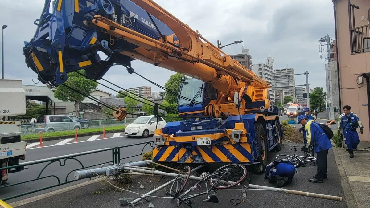 【速報】クレーン車が歩道に突っ込み 子ども2人含む4人けが　警視庁 クレーン車運転の60代男を過失運転傷害の疑いで現行犯逮捕　東京・葛飾区