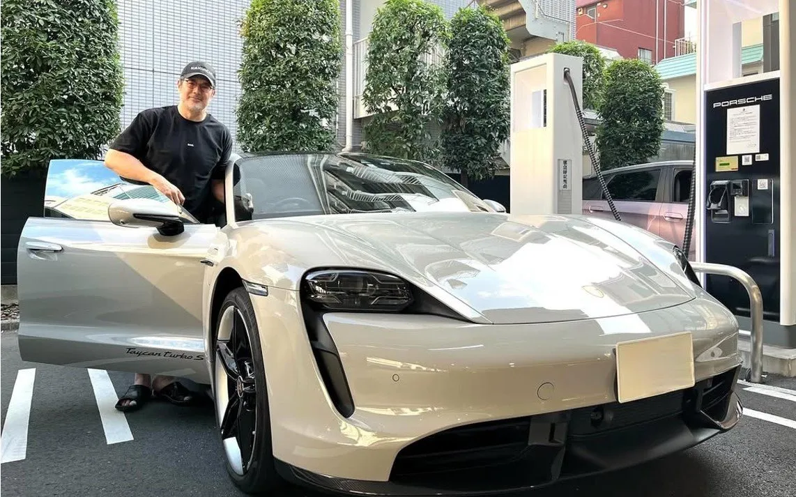 【 髙田延彦 】　愛車と２ショット　「相棒を半年ぶりにフル洗車　スッキリ」　【ポルシェ「Taycan Turbo S」】