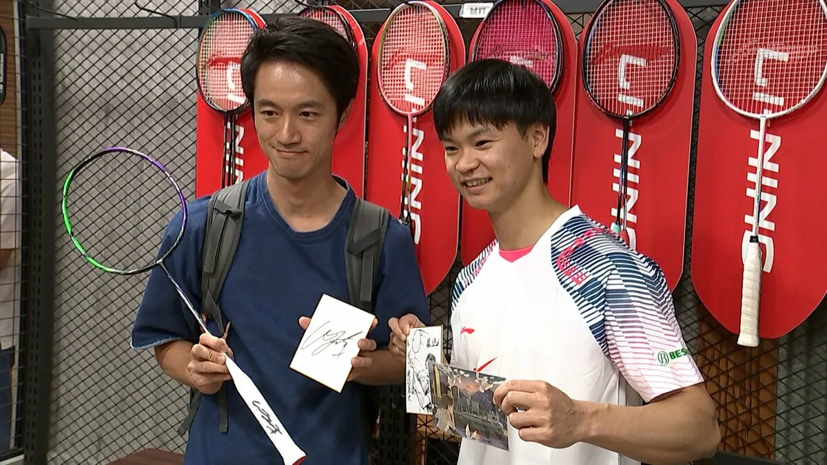 五輪メダリストのバドミントン・渡辺勇大、香港のファンからイラストのプレゼントに「すげー！」 ファンと交流