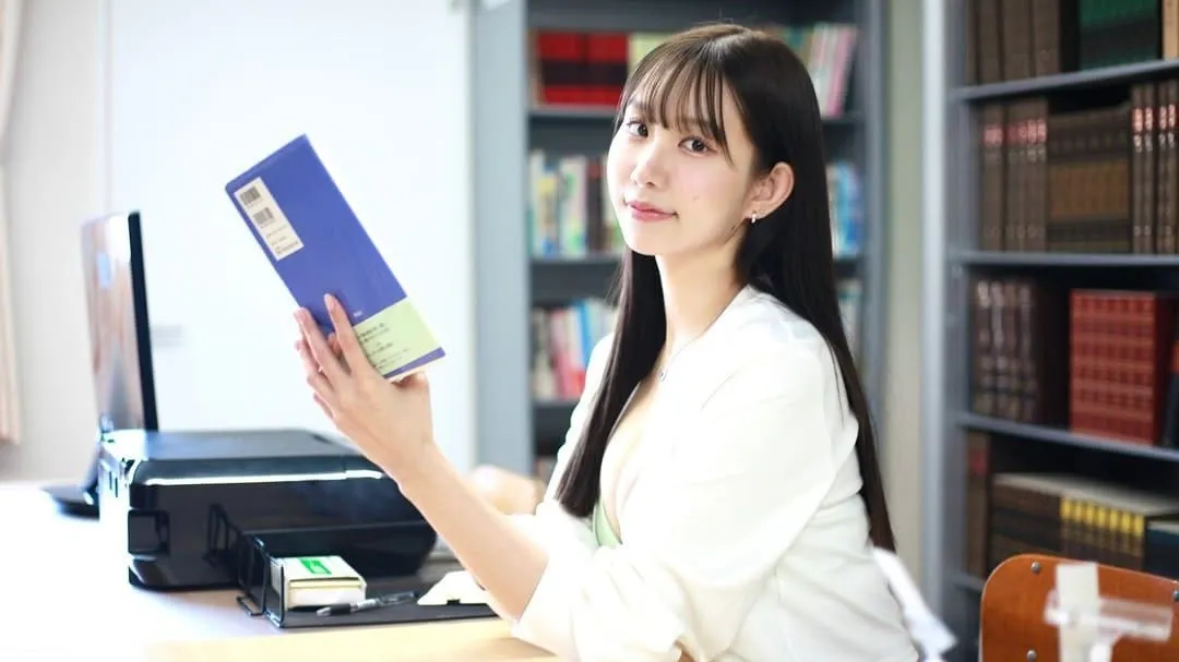 【林凜】本名「石橋てるみ」に改名「心機一転」　図書室で爽やか＆あざとさ笑顔　ゲーミングタレント・倉持由香さんら所属事務所に在籍