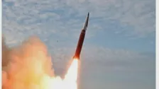 北朝鮮「“新型兵器”の試射に成功」 金正恩氏も視察