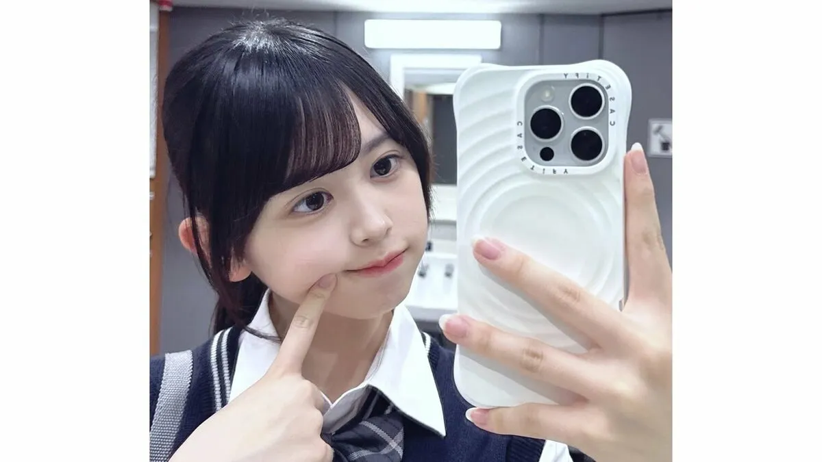 【 キンコン梶原の長女・梶原叶渚 】　「裸眼すっぴんなのでいつもこんなビジュで学校行ってます」　制服姿の自撮りを公開