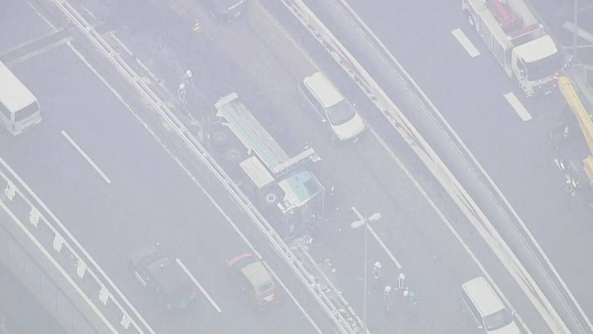 「積み荷の土砂がばらまかれている」首都高渋谷線でダンプカー横転　首都高3号渋谷線上り「池尻」出口～「渋谷」出入り口など通行止め　警視庁